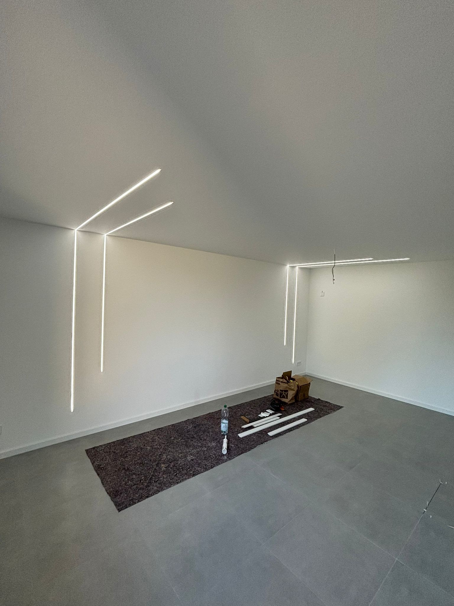 Innenausbau mit moderner LED-Lichtlinie von EK ELEKTRO